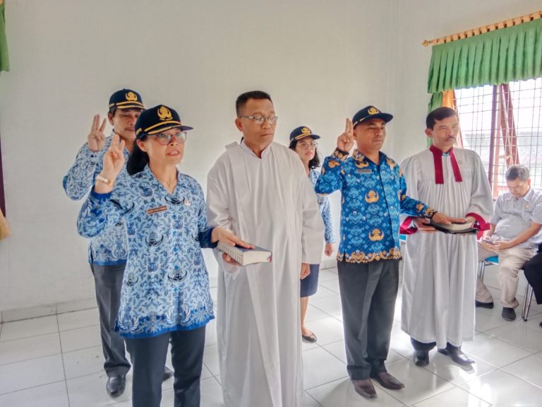 Bupati Samosir Lantik Pejabat Administrator dan Pengawas di Dinas Kependudukan dan Pencatatan Sipil Kabupaten Samosir