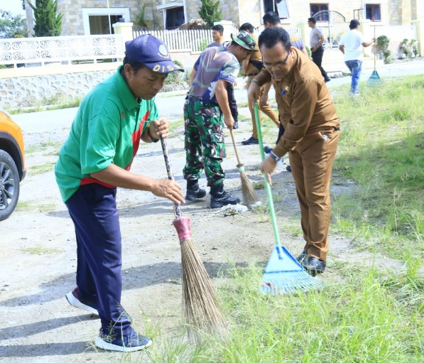 DUKUNG F1 H2O, PEMKAB SAMOSIR BERSAMA POLRI, TNI DAN PELAJAR LAKUKAN KURVE