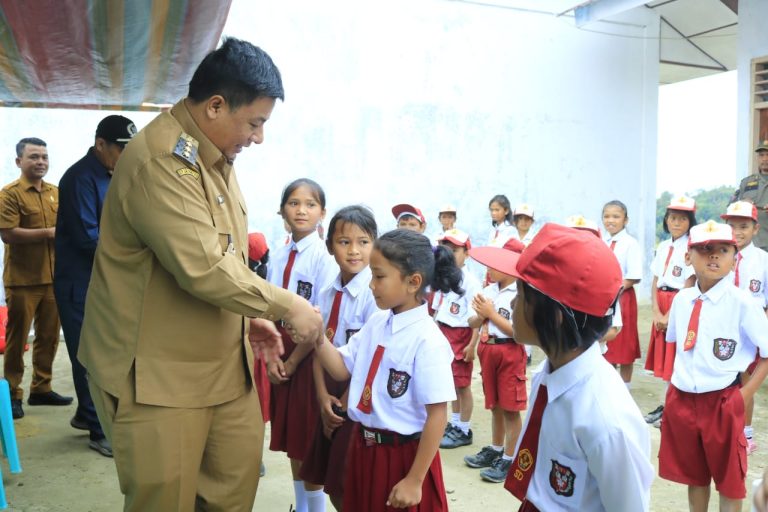 Lanjutkan Program Bunga Desa, Bupati Samosir Berkantor di Desa Rinabolak