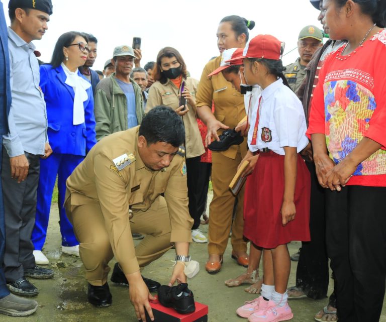 Bunga Desa Rinabolak, Bupati Samosir Serahkan Bantuan Pendidikan, Pertanian, BPJS Gratis dan Perbaikan Infrastruktur