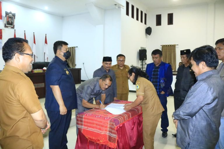 Bupati Samosir Hadiri Rapat Paripurna Penetapan PROPEMPERDA Kabupaten Samosir Tahun 2023