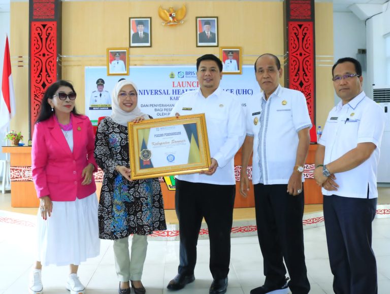 Pemkab Samosir Terima Piagam Penghargaan Universal Health Coverage. 