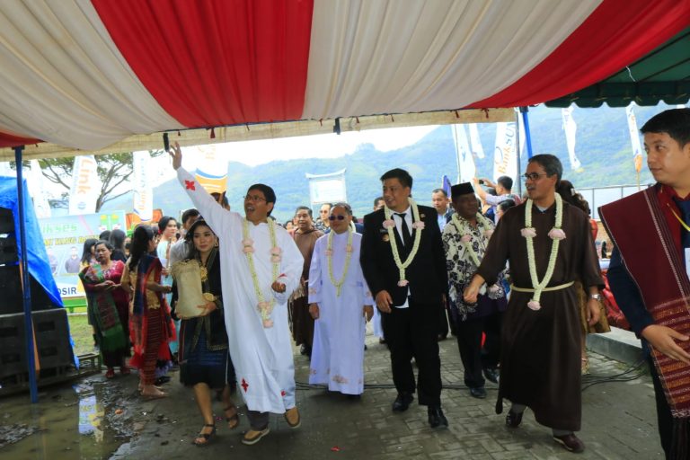 BUPATI SAMOSIR HADIRI PERAYAAN EKARISTI DAN TAHBISAN IMAM