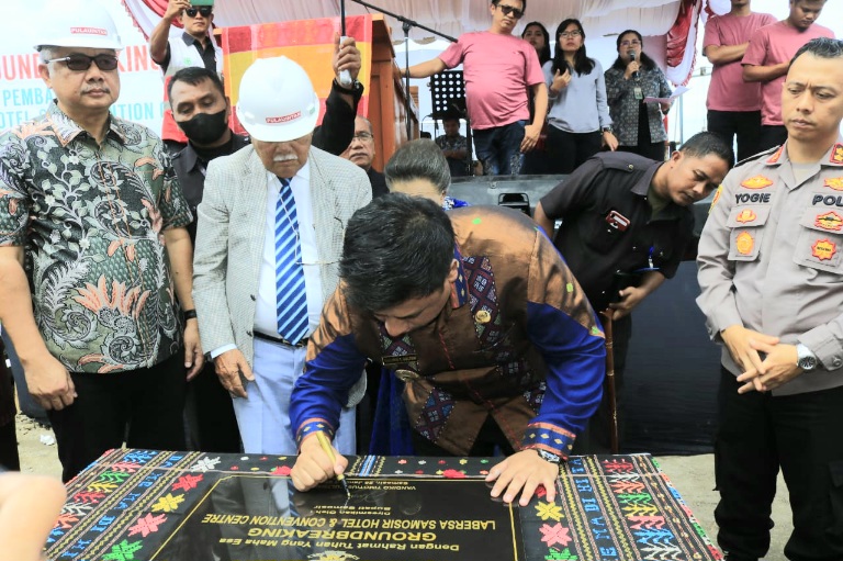 Bupati Samosir Teken Prasasti Ground Breaking Pembangunan Labersa Hotel & Convention Center Samosir