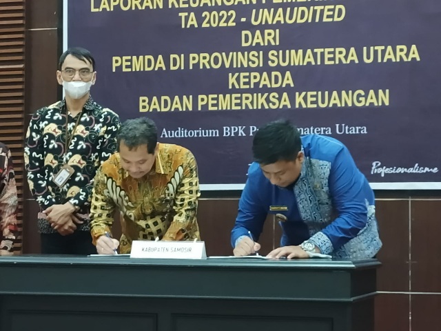 Bupati Samosir Menyerahkan LKPD TA. 2022 kepada BPK RI