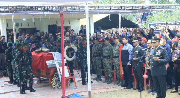 BUPATI SAMOSIR HADIRI PEMAKAMAN SERKA ANUMERTA ROYBERTUS SIMBOLON