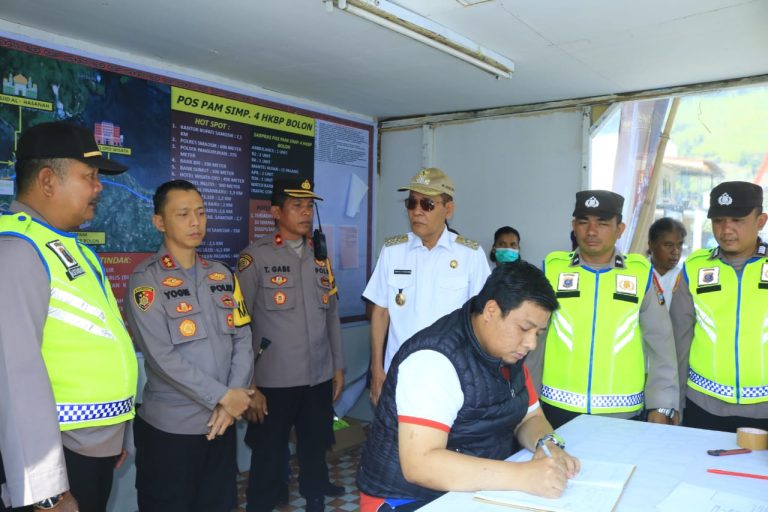Hari Pertama Libur Lebaran Idul Fitri 1444 H, Bupati dan Wakil Bupati Samosir Monitoring Pos Terpadu Operasi Ketupat Toba Tahun 2023
