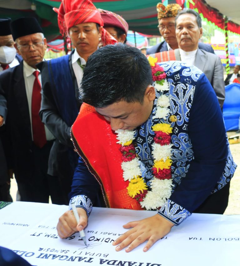 HADIRI PESTA SILAHISABUNGAN, BUPATI SAMOSIR RESMIKAN SOPO PARTUNGKOAN DAN MENARA