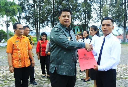 BUPATI SAMOSIR SERAHKAN SURAT KEPUTUSAN (SK) PPPK TENAGA KESEHATAN 