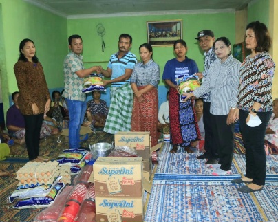 PEMKAB SAMOSIR BANTU KORBAN LONGSOR DI DESA SIBORO