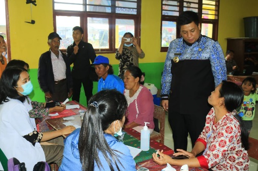 BUPATI SAMOSIR BAWA PELAYANAN GRATIS KE DESA PANANGGANGAN II