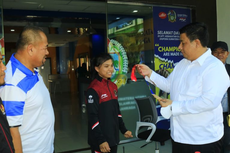 Bupati Samosir Sambut Kedatangan Rosa Beatrice Malau Atlet Peraih Medali Emas Ajang SEA Games Ke-32 Kamboja Tahun 2023