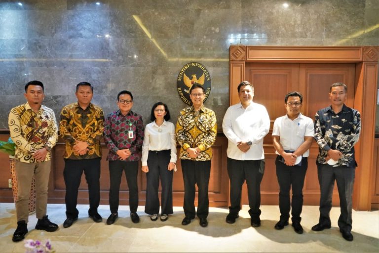 TINGKATKAN PELAYANAN KESEHATAN BUPATI SAMOSIR TEMUI MENKES
