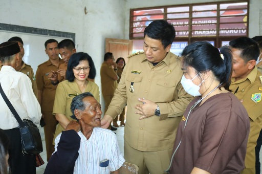 BUPATI SAMOSIR BAWA PELAYANAN GRATIS KE DESA PAMUTARAN DISAMBUT ANTUSIAS MASYARAKAT