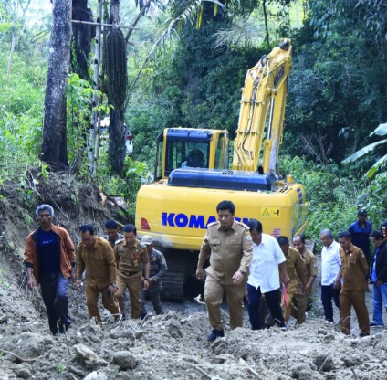 BERKANTOR DI DESA URAT TIMUR  Bupati Samosir : Bunga Desa untuk pelayanan yang menyentuh langsung Masyarakat Desa 