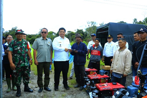 BUPATI SAMOSIR TANAM KOPI DAN SERAHKAN BANTUAN ALSINTAN MENDUKUNG KPT