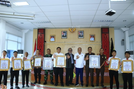 PEMKAB SAMOSIR TERIMA PENGHARGAAN DARI KETUA KOMNAS PA 