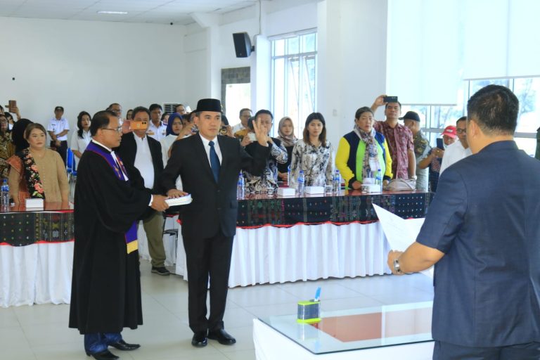 BUPATI SAMOSIR LANTIK NASLINDO SIRAIT SEBAGAI Pj. SEKDA