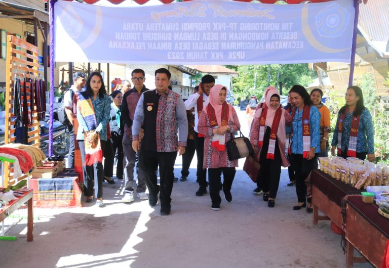 Bupati Samosir Dampingi TP. PKK Provsu Monitoring Desa Lumban Suhisuhi Toruan Sebagai Desa Binaan Pelaksana UP2K PKK.