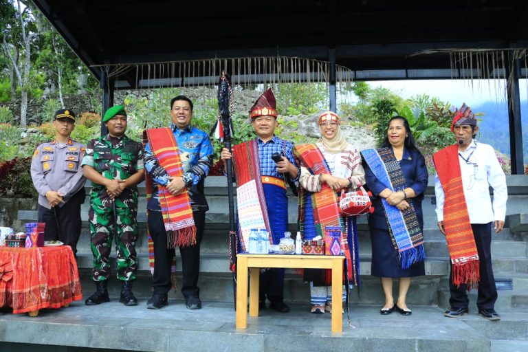 Bupati Samosir Sambut Kedatangan KASAD Jenderal TNI Dudung Abdurachman di Samosir.