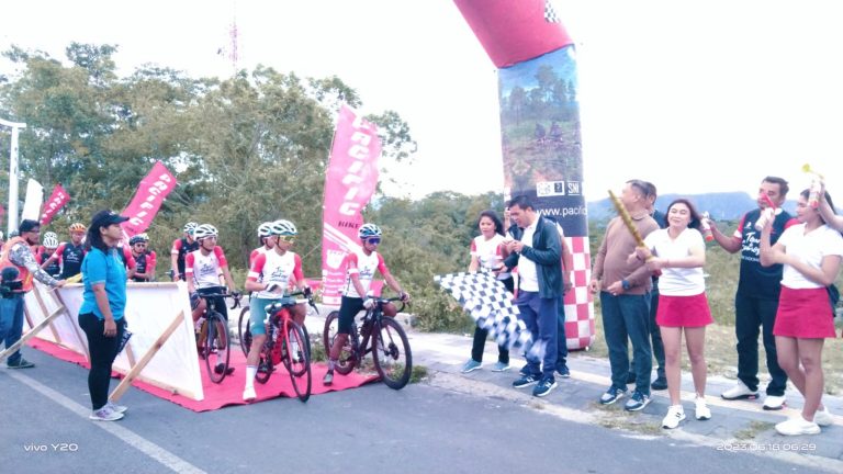 Dilepas Pj. Sekda Samosir, Ratusan Pesepeda "Tour De Samosir" Nikmati Alam Samosir.