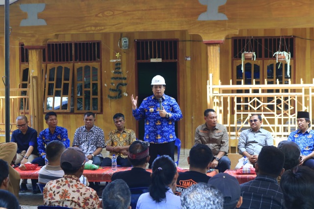 BUPATI SAMOSIR DAMPINGI KUNJUNGAN KERJA DPRDSU TANGKAS M. LUMBANTOBING KE SAMOSIR 