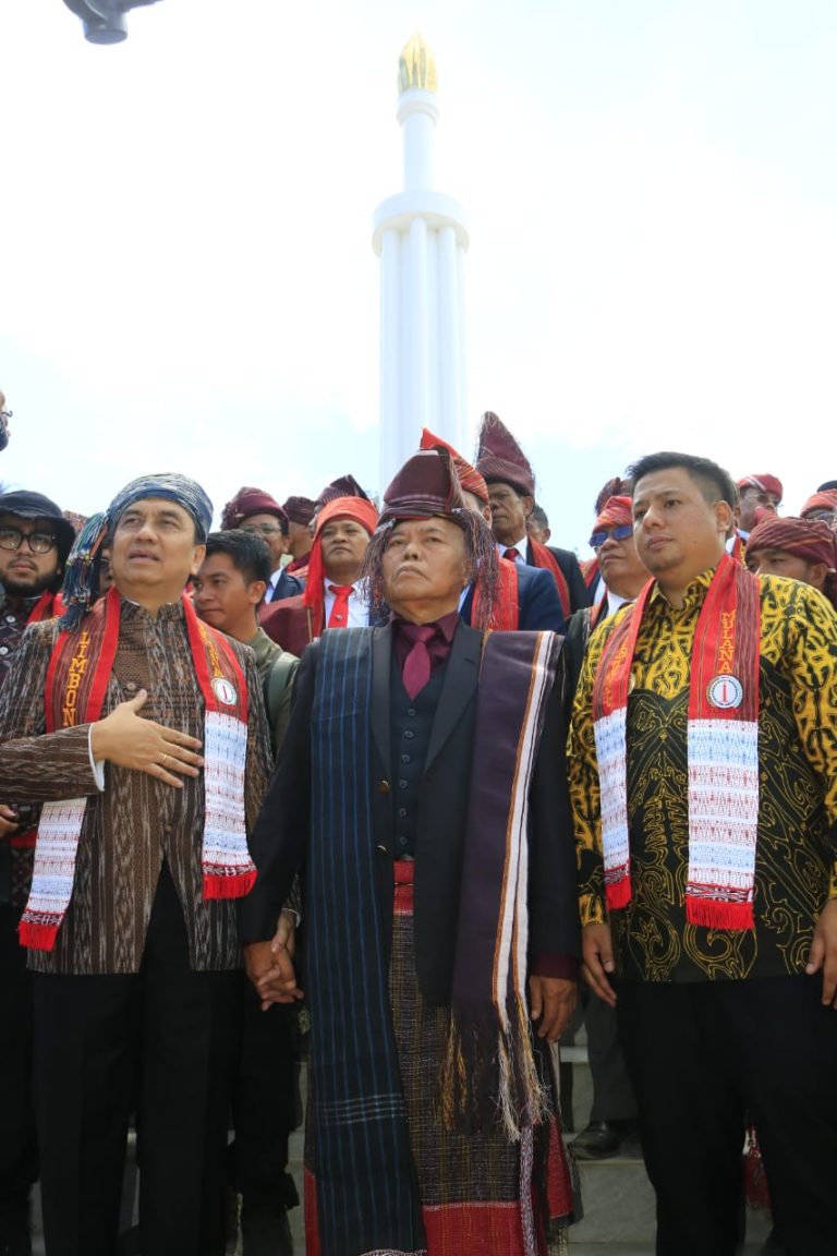 BUPATI SAMOSIR BERSAMA ANGGOTA DPR RI EFFENDI MS. SIMBOLON HADIRI PERESMIAN TUGU LIMBONG MULANA 