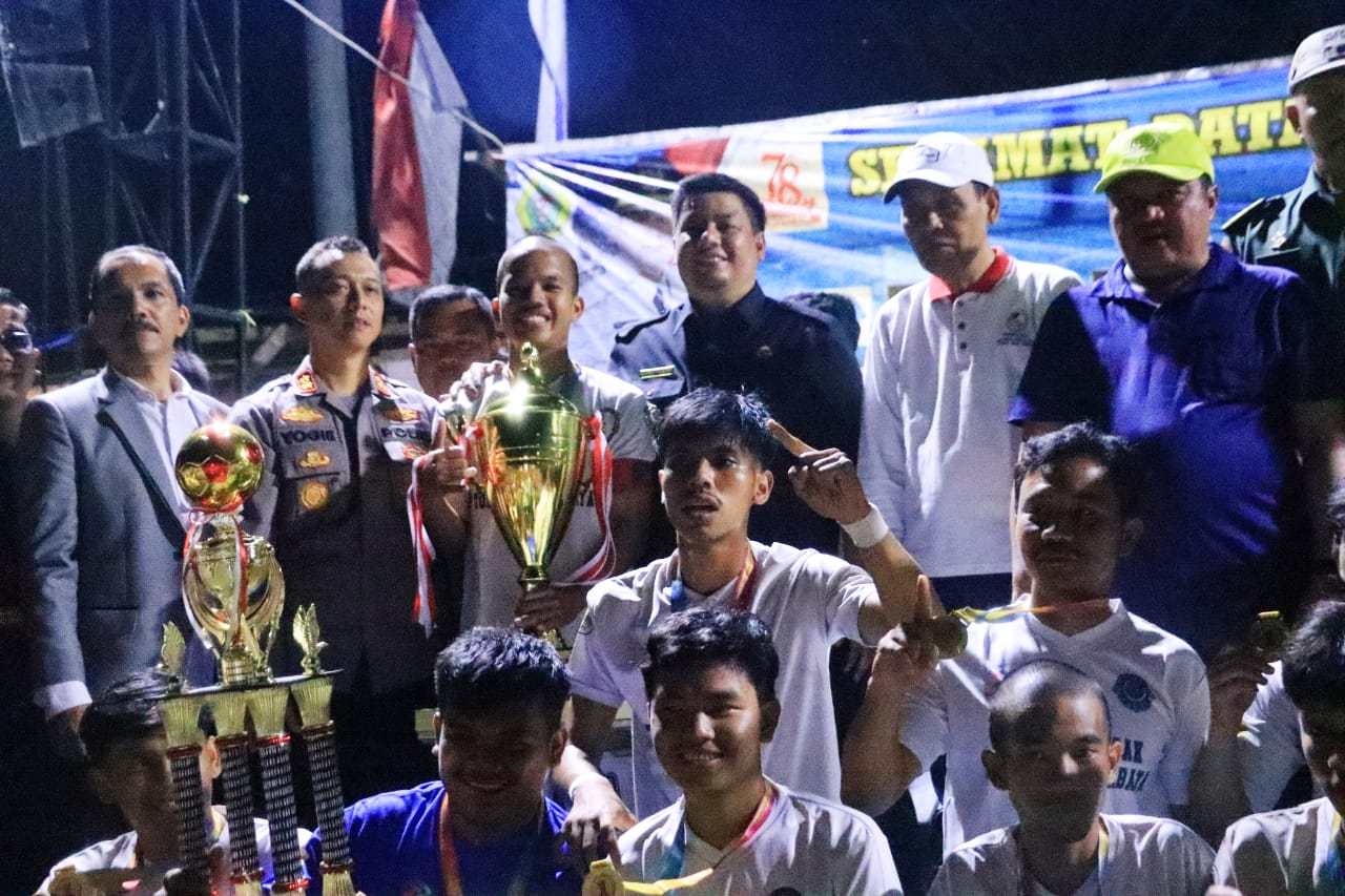 BUPATI SAMOSIR SERAHKAN PIALA BERGILIR BUPATI CUP SAMOSIR KEPADA ANTAP FC 