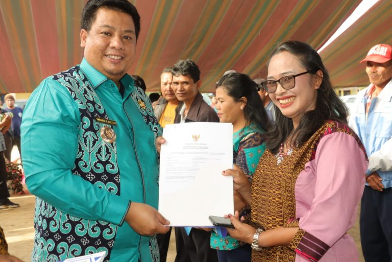 MASYARAKAT DESA SIPIRA ANTUSIAS SAMBUT KEHADIRAN BUPATI SAMOSIR