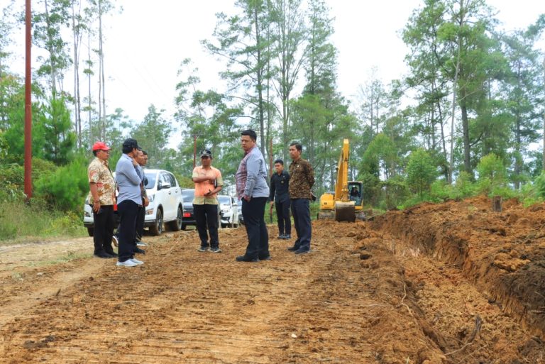 BERKANTOR DI DESA SIDEAK, BUPATI SAMOSIR TINJAU NORMALISASI JALAN DAN PERBAIKAN SALURAN 