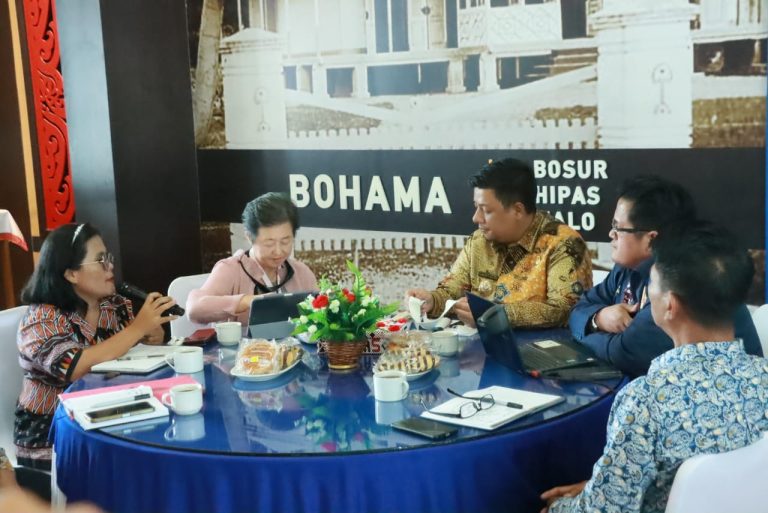 PEMERHATI DUNIA PENDIDIKAN KORSEL BERTEMU BUPATI SAMOSIR 