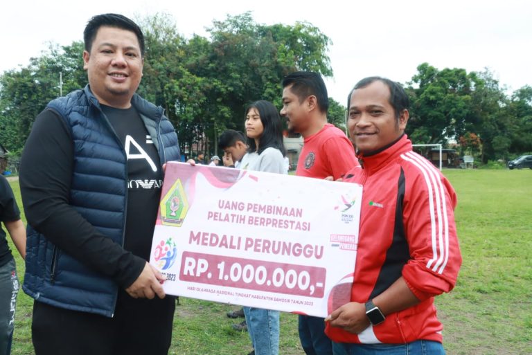 PERINGATI HAORNAS 2023 BUPATI SAMOSIR BERIKAN PEGHARGAAN KEPADA ATLET DAN PELATIH BERPRESTASI