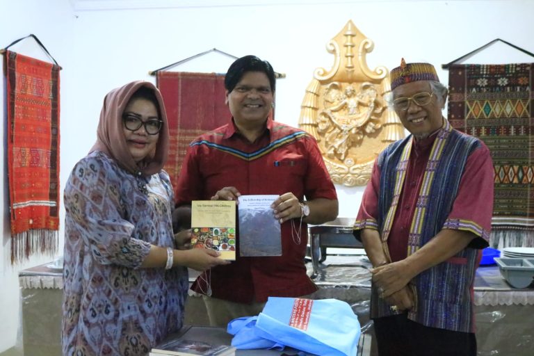 Bupati Samosir Sambut Kedatangan Peserta Festival Penulis Danau Toba 2023.