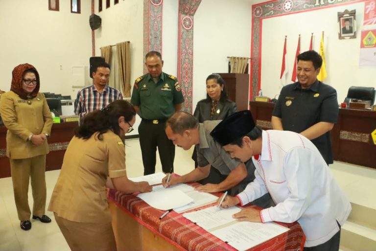 BUPATI SAMOSIR BERSAMA DPRD SAHKAN PERDA P-APBD 2023 
