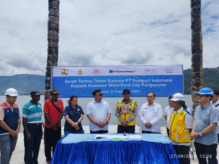 KABUPATEN SAMOSIR TERIMA TOTEM KAMORO DARI PT. FREEPORT UNTUK KAWASAN WATER FRONT CITY PANGURURAN 