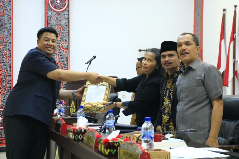 Bupati Samosir Sampaikan Nota Pengantar Ranperda APBD 2024 dan Nota Pengantar Ranperda atas Pajak Daerah dan Retribusi Daerah.