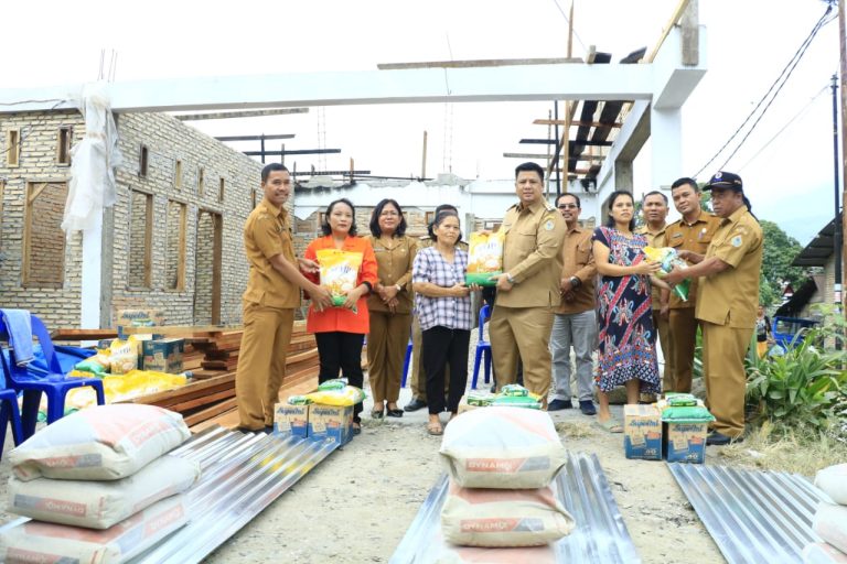 BUPATI SAMOSIR BERIKAN BANTUAN KEPADA KORBAN KEBAKARAN