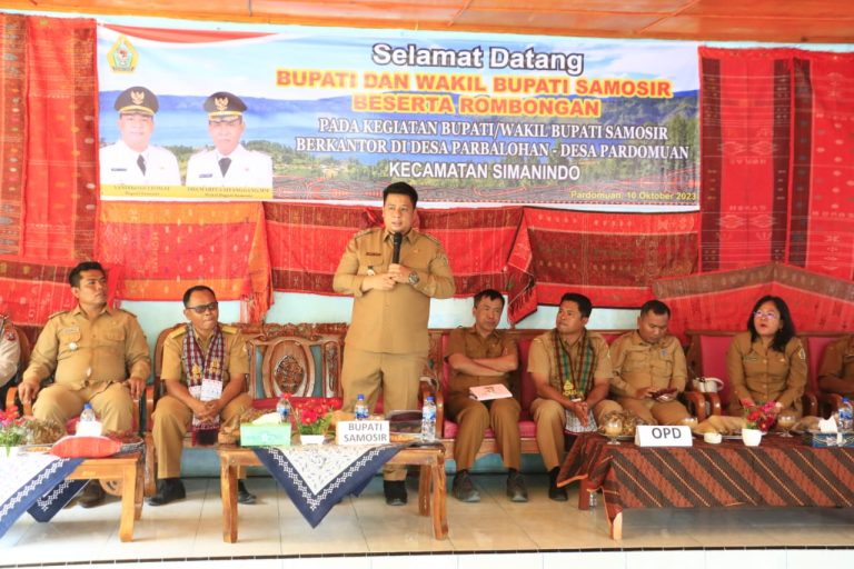 BUPATI SAMOSIR BERKANTOR DI DESA PARBALOHAN DAN DESA PARDOMUAN
