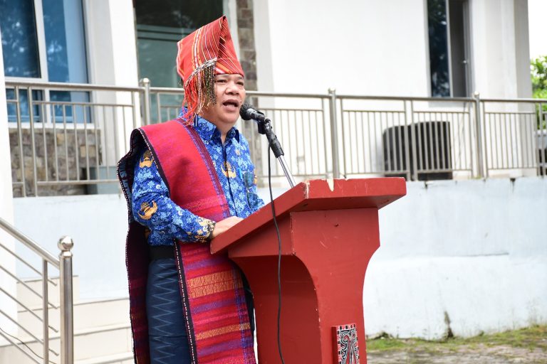 PERINGATI HARI ULOS JAJARAN PEMKAB SAMOSIR IKUTI UPACARA MENGENAKAN ULOS