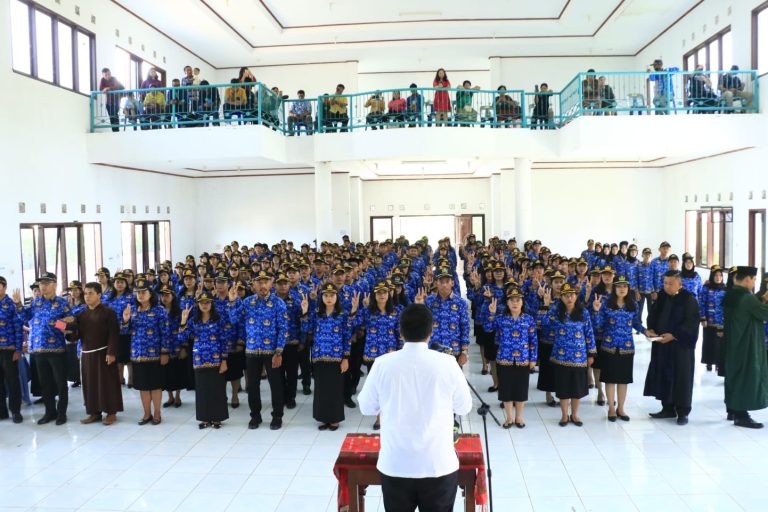 BUPATI SAMOSIR MELANTIK 225 CPNS MENJADI PNS