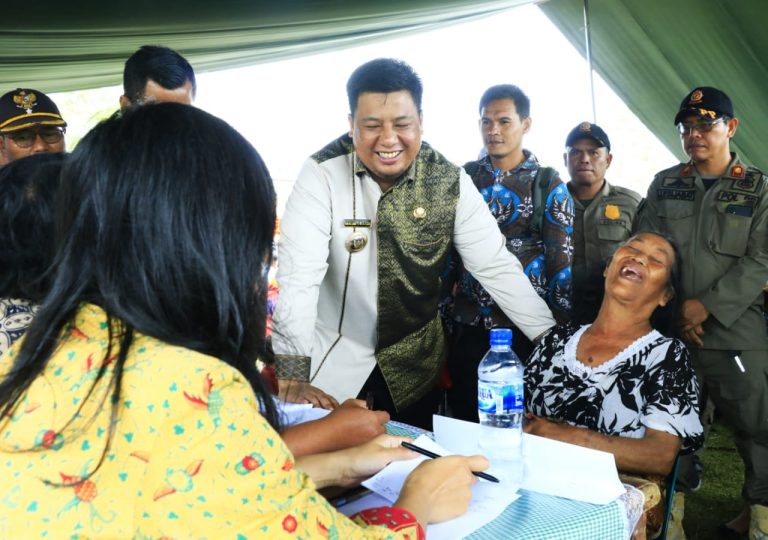 BAWA PELAYANAN GRATIS, BUPATI SAMOSIR DISAMBUT ANTUSIAS MASYARAKAT DESA SIJAMBUR