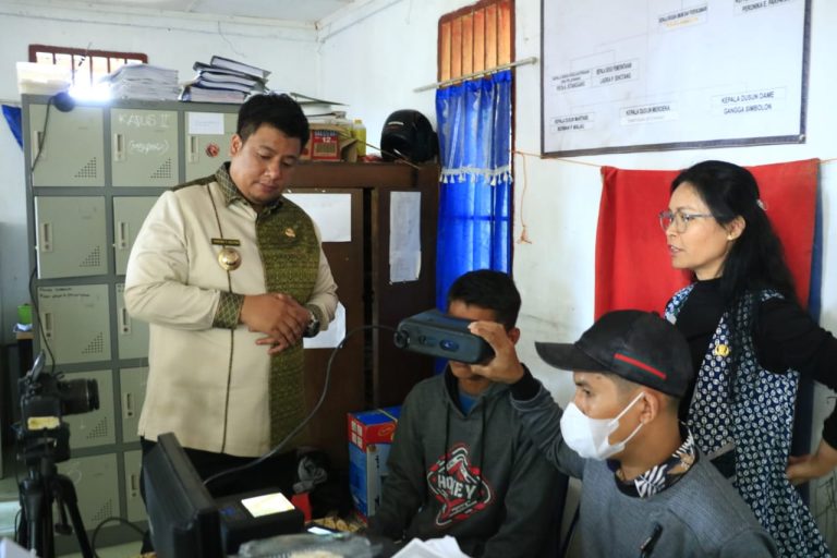 MASYARAKAT DESA SALAON DOLOK MINTA BUPATI SAMOSIR LANJUTKAN PROGRAM SIRTUNISASI 