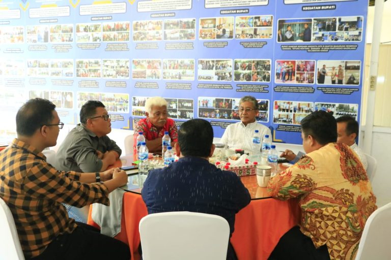 BUPATI SAMOSIR DUKUNG PESTA BOLON DAN PELANTIKAN PENGURUS DPC SILAURAJA KABUPATEN SAMOSIR 