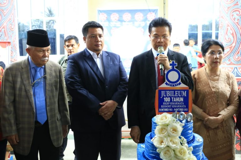 BUPATI SAMOSIR BERI UCAPAN SELAMAT PESTA JUBILEUM 100 TAHUN HKBP SIMARMATA