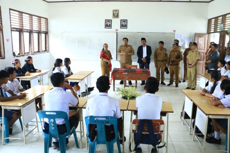 BUPATI SAMOSIR BERIKAN PELAYANAN KEPADA MASYARAKAT DESA TURPUK LIMBONG, TURPUK SIHOTANG DAN JANJI MARTAHAN 