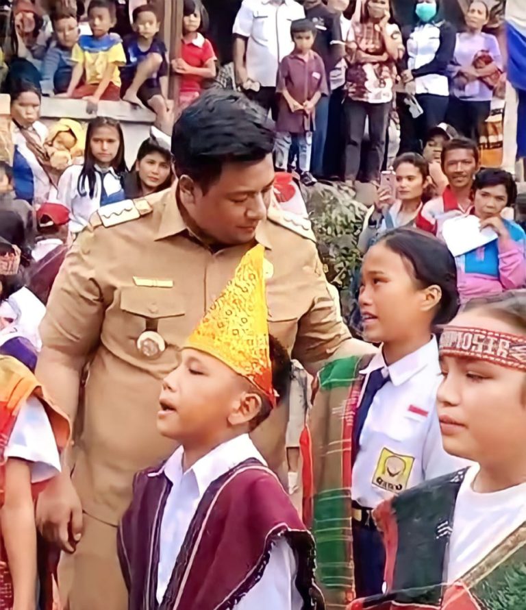 BUPATI SAMOSIR BERIKAN TAMBAHAN ANGGARAN UNTUK DESA TURPUK MALAU, TURPUK SAGALA DAN SOSOR DOLOK