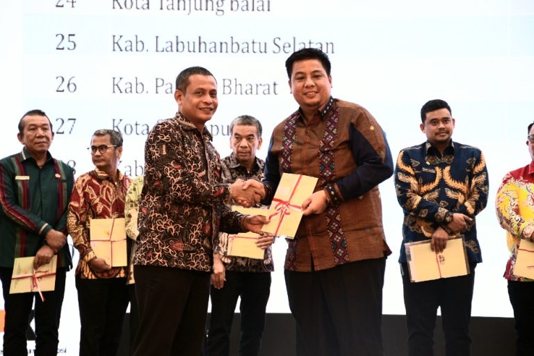 BUPATI SAMOSIR TERIMA SERTIFIKAT BMD PADA SAAT RAPAT KOORDINASI DALAM RANGKA PENYELAMATAN KEUANGAN NEGARA/DAERAH.