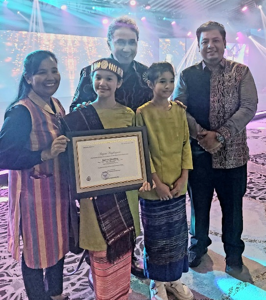 Didampingi Bupati Samosir, Nantika Sihombing Pelestari Tenun Ulos Asal Samosir Terima Award