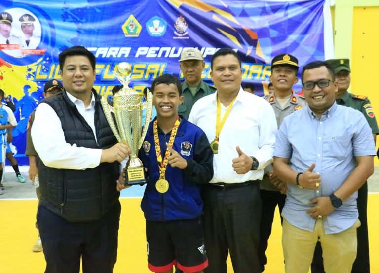 Liga Futsal Pelajar Piala Bupati Tingkat SD-SMP-SMA/SMK Tahun 2023 Resmi di Tutup, Bupati: Tetap Semangat, Tingkatkan skil di segala Bidang dan Hindari Kenakalan Remaja.