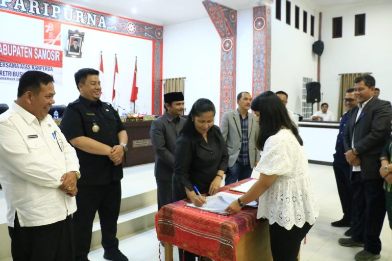 BUPATI SAMOSIR DAN DPRD SAHKAN RANPERDA TENTANG PAJAK DAN RETRIBUSI DAERAH MENJADI PERDA